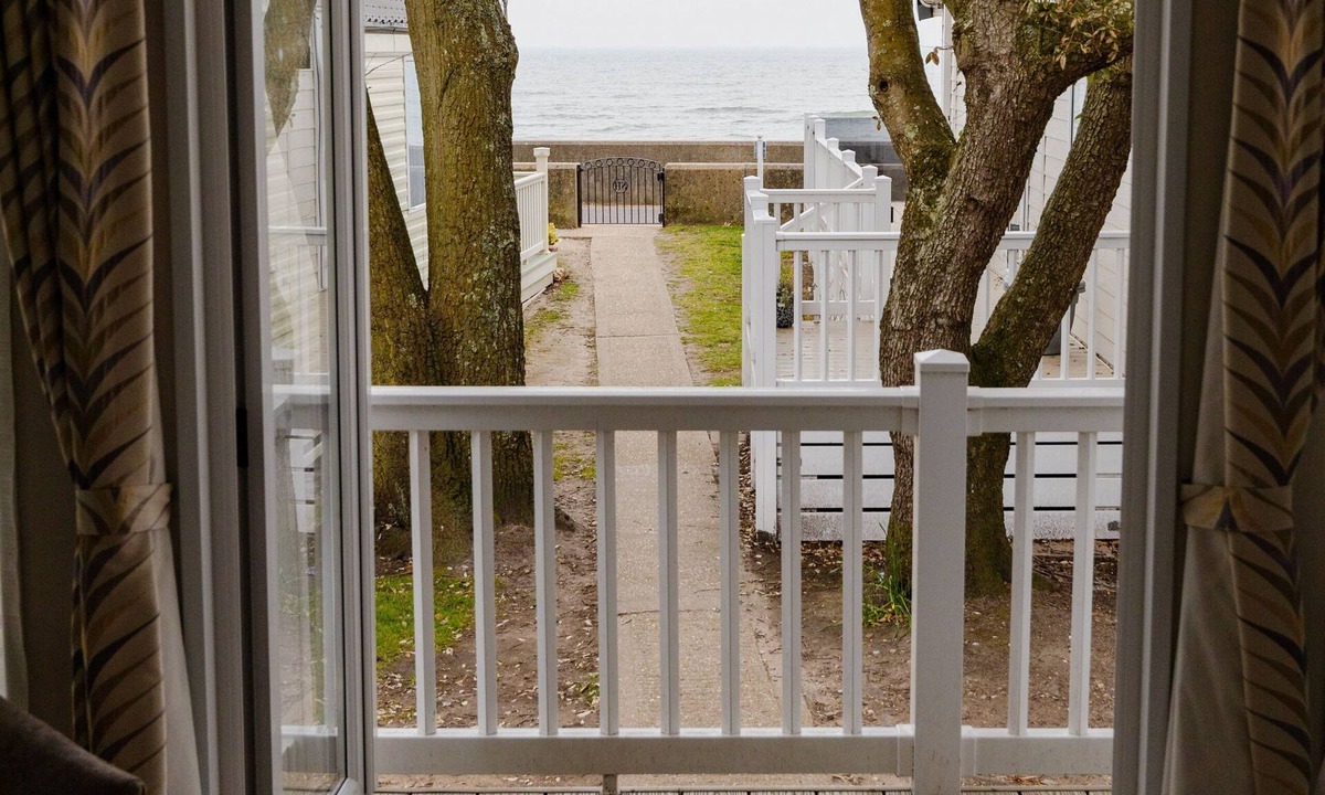 Mudeford Cottage | The Retreat, Sandhills Holiday Park by the beach in Mudeford