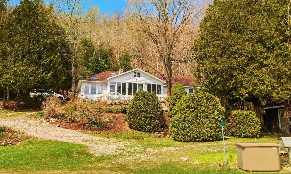 Colpoys Bay House | The Rich-Haven Waterfront Country House