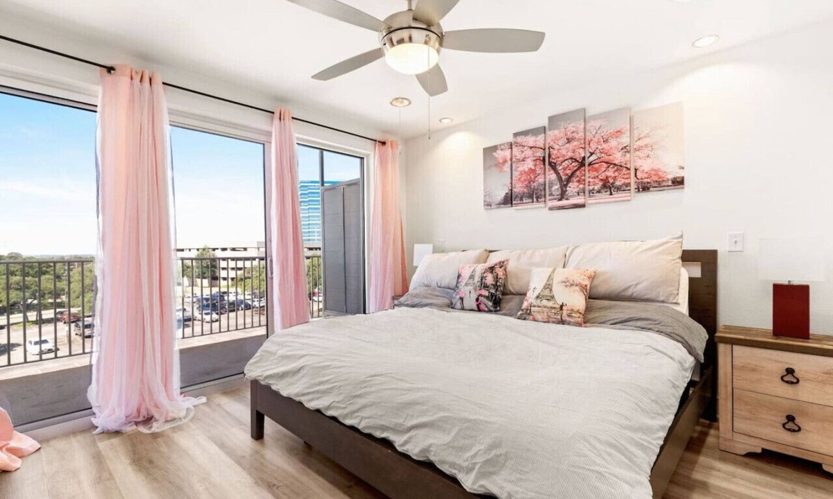 Wetmore Apartment | The Rim/Six Flags - King Bed, Skyline View, Family
