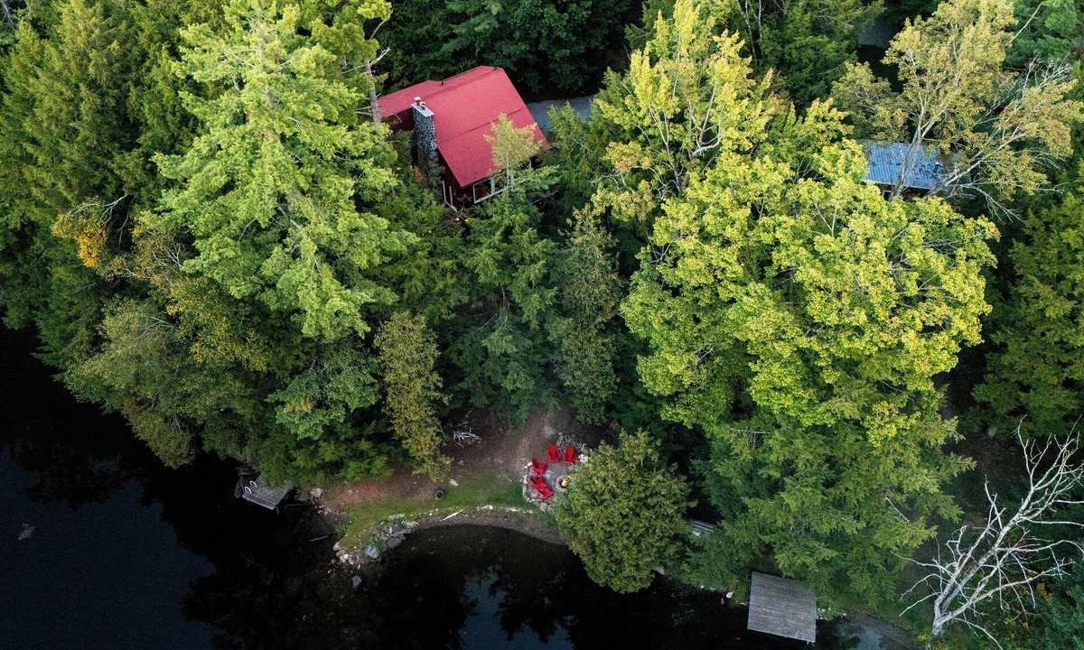 Norland Cottage | The River Cottage with Pool Table, Fireplace, Snowshoes, & Pet-Friendly