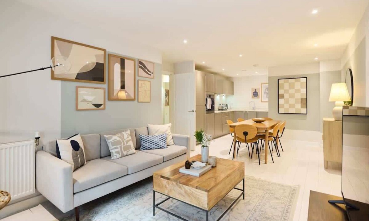 Tottenham Hale Apartment | The River Lea Escape - Charming Bright 2 Bdr Flat