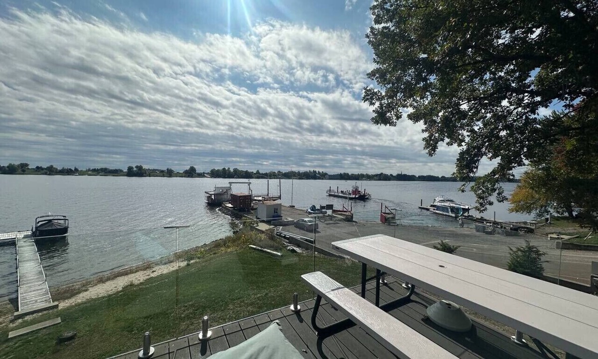 Notre-Dame-de-Bonsecours House | The River Refuge – 16p – Near Omega Park