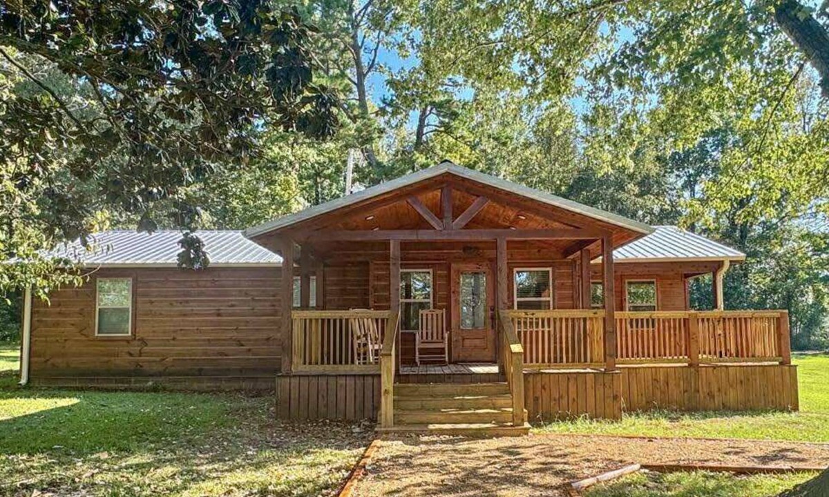 Golden Cabin | The Riverman House, Broken Bow