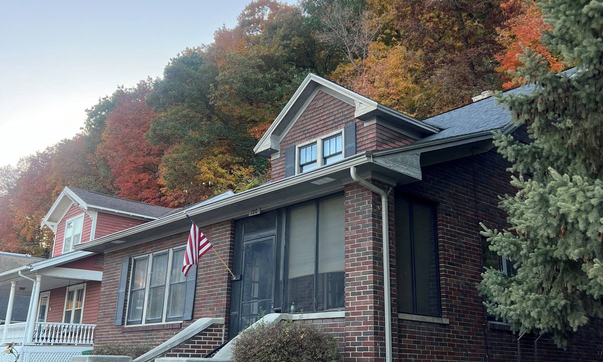 McGregor House | The Riverside Brickhouse- 6 Bedrooms, 2 Bathroom, Riverviews, Grill, AC/Wifi