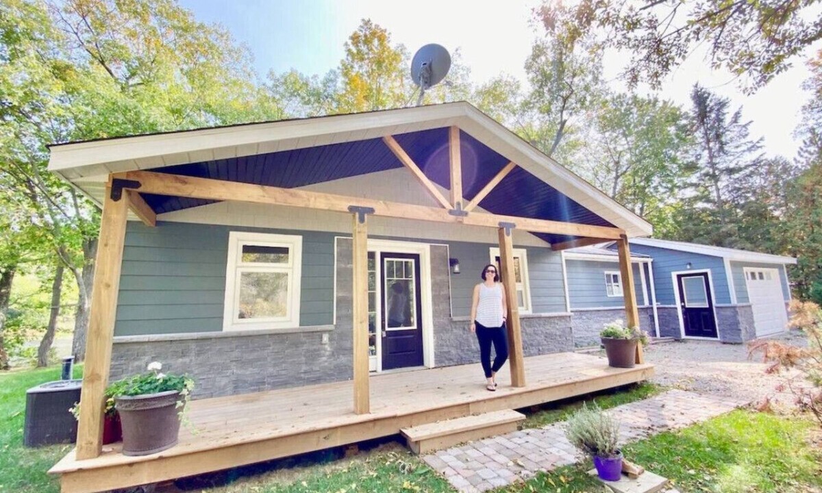 Leeds and the Thousand Islands Cottage | The Riverside Retreat | Beach, Kayaks, Fire Pit