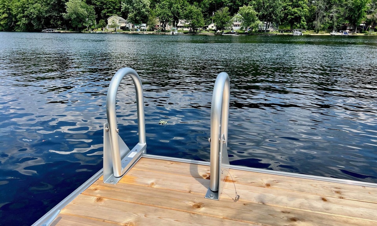 Day Cottage | The Riverside- Waterfront & Boat Dock Space