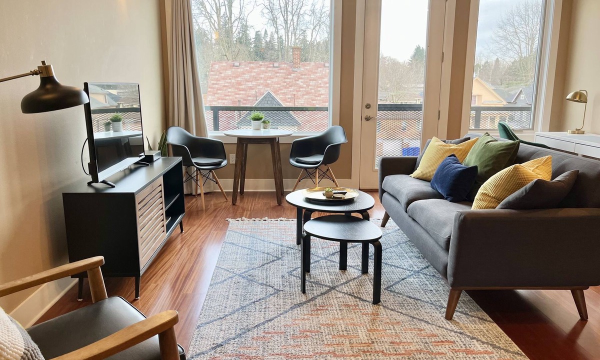 Sunnyside Condo | The Robin's Nest - Modern SE Portland Belmont Condo w/Garage Parking - monthly