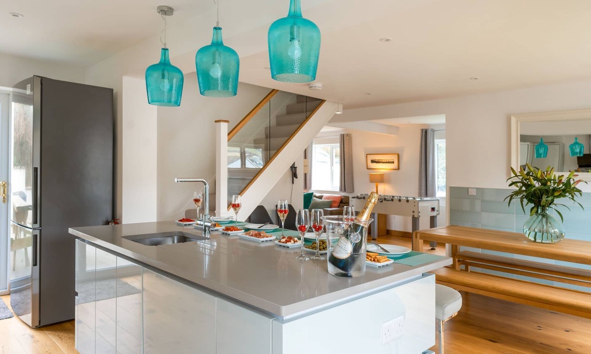 Croyde Cottage | The Rock, Sleeps 8, Pets, Hot Tub