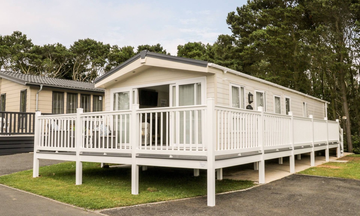 Cayton Bay Cottage | THE RODLEY PINES, pet friendly, country holiday cottage in Cayton