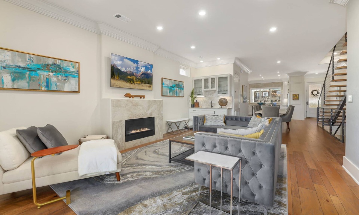 Fayetteville House | The Roman - Luxury Townhome - 1m to DT