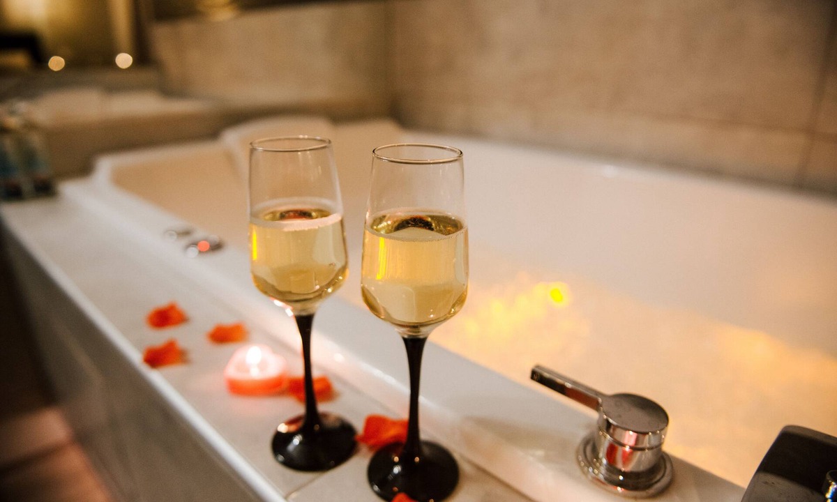 Les Remparts Apartment | The Romantic Suite with Jacuzzi