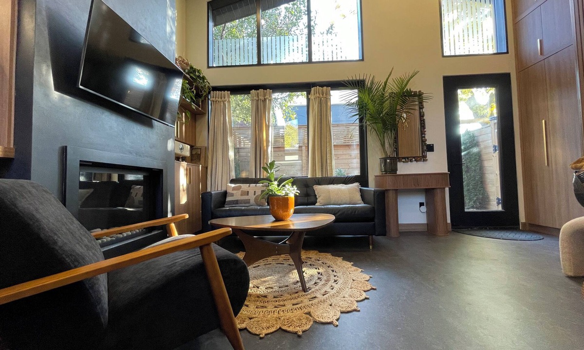 Parkdale House | The Roncy Den ~a boutique laneway house