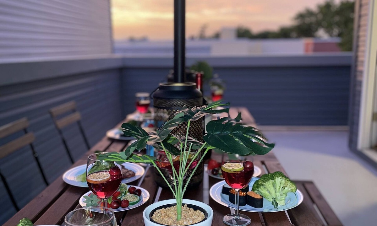 Spruce Hill Apartment | THE ROOFTOP OASIS