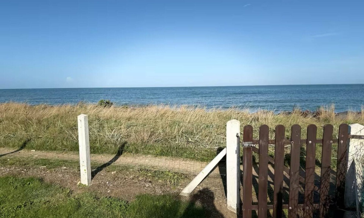 Ver-sur-Mer Cabin | The room at the foot of the waves