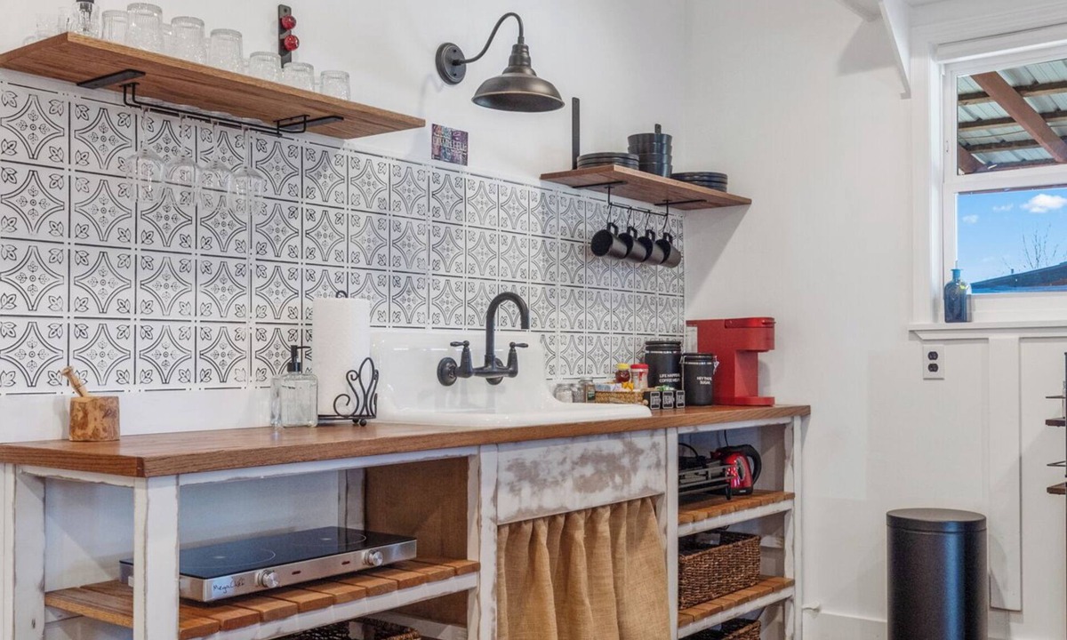 Hattiesburg Apartment | "The Roost" at Thomley's Goats & Glassblowing