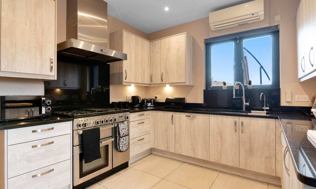 Gravesend House | The Roost Group - 29 Guests - Two Luxury Barns