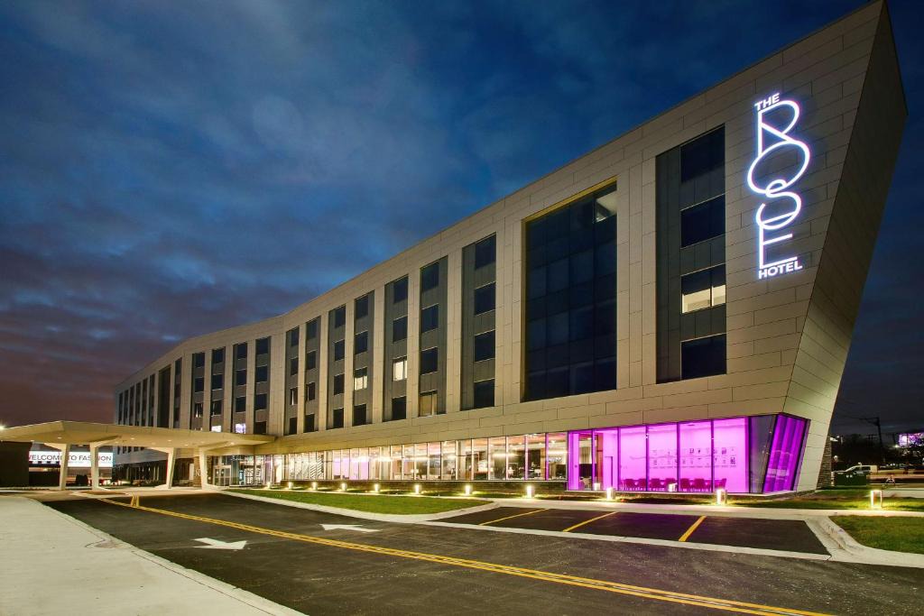 Rosemont Hotel | The Rose Chicago, Tapestry Collection By Hilton