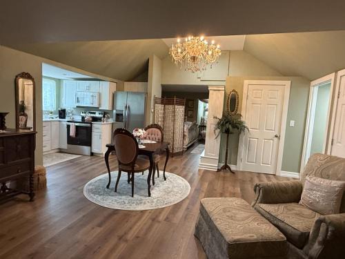 Guthrie Apartment | The Rose Cottage at The Carriage House