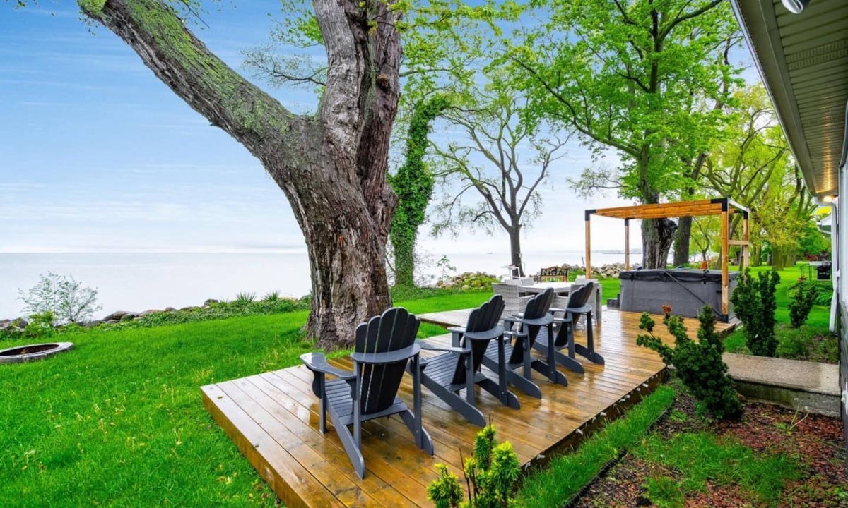 Ruthven House | The Rose Cottage: on the Lake - Stay with Us!