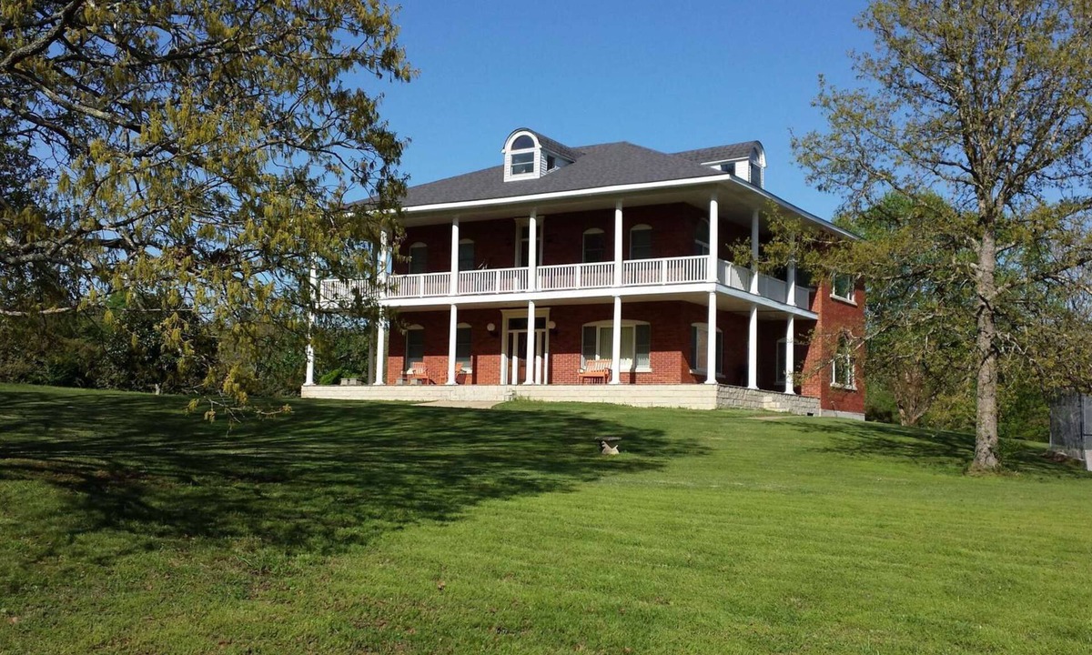 Heber Springs House | The Rose Estate perfect for your group or event.