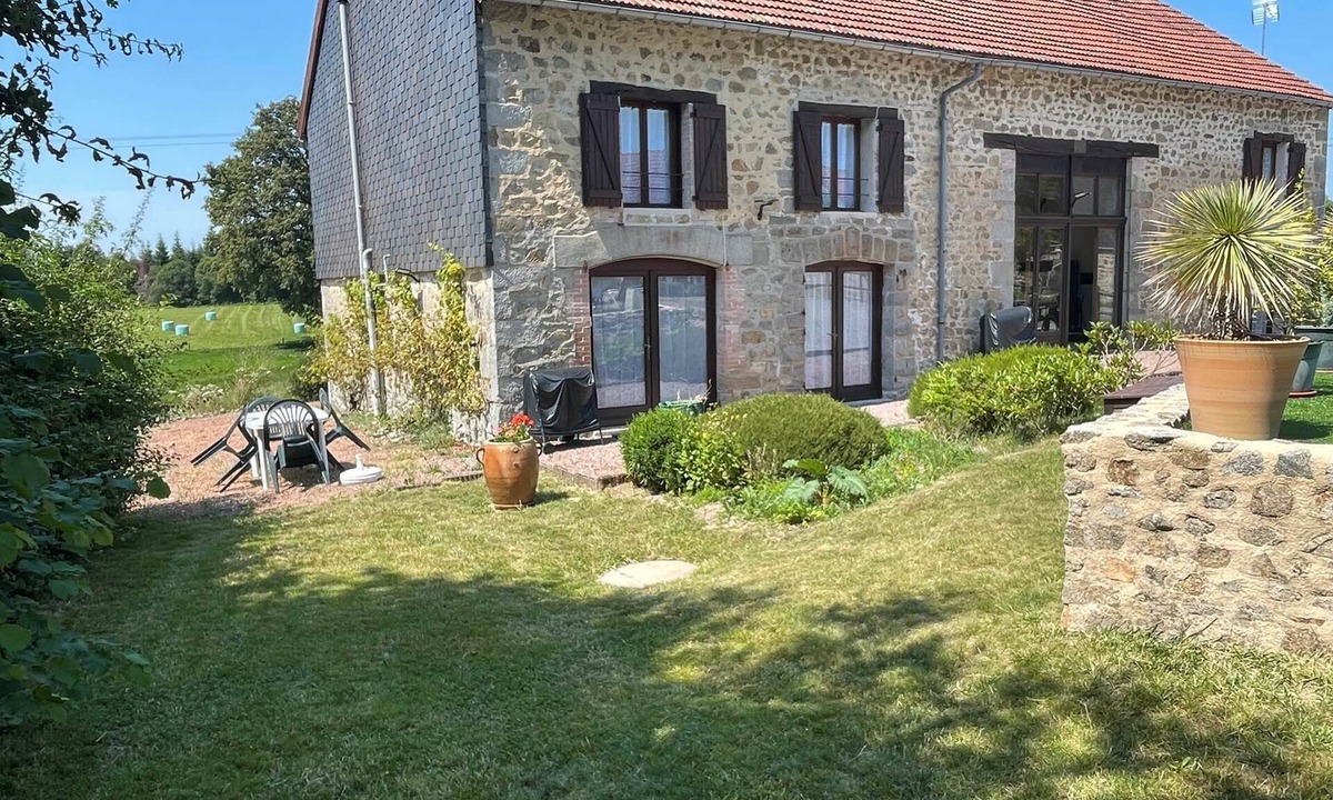 Saint-Dizier-Leyrenne House | The Roseau Gite