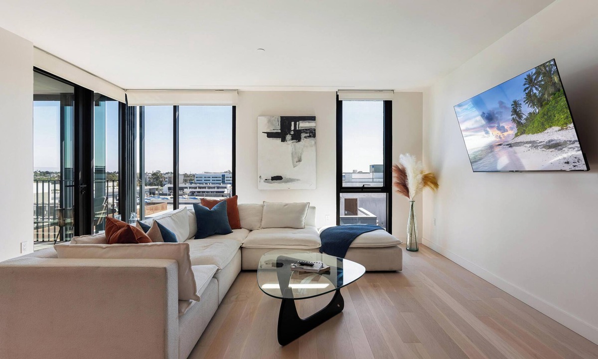 Downtown Bed & Breakfast | The Rose Quartz' Rooftop Pool, Luxury 2BR 2BA Santa Monica Beach, Walk To Pier