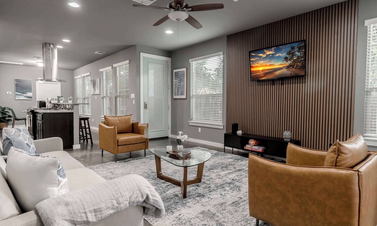 Foster Heights House | The Rosewood Retreat: 6BR's | HotTub | DogFriendly