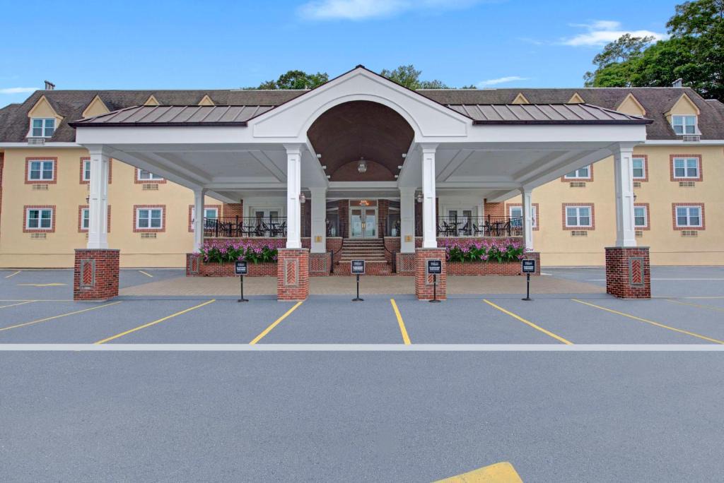 Roslyn Hotel | The Roslyn, Tapestry Collection by Hilton