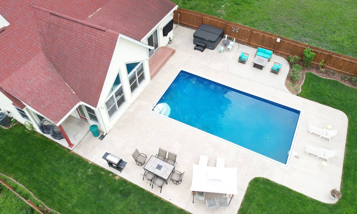 Greater South Side House | The Royal Palace/pool/Jacuzzi/Theater/Pool table/Fire pit.