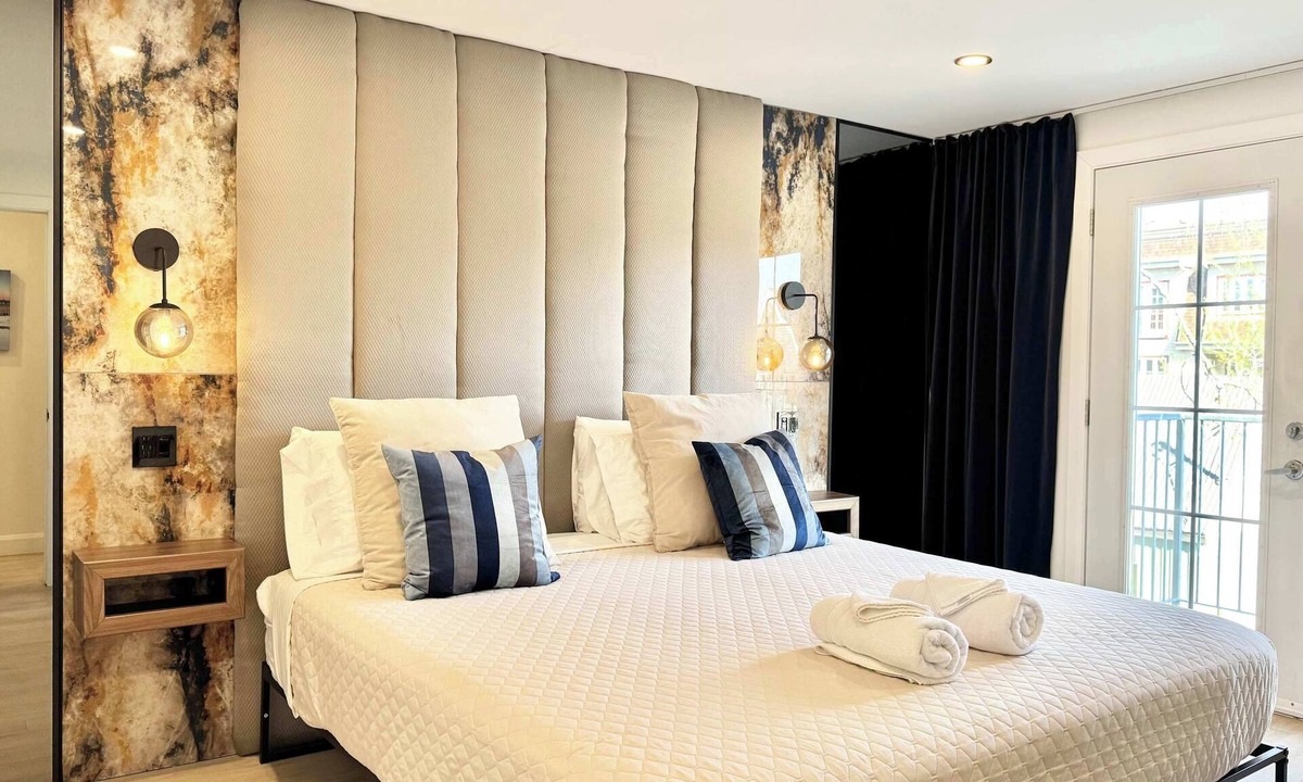 Boischatel Apartment | The Royal Suite | Hot Tub | Free EV Charger