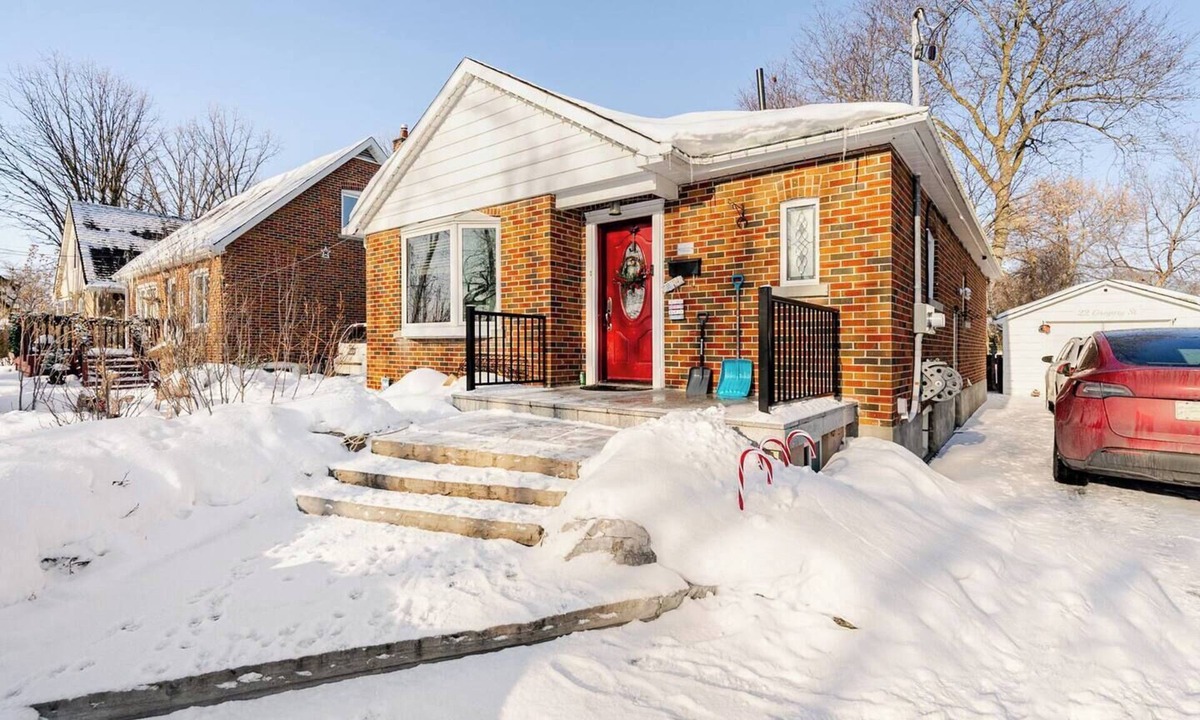Brampton Apartment | The Rustic Barn - Urban Retreat | King bed | Pet friendly | Full apartment
