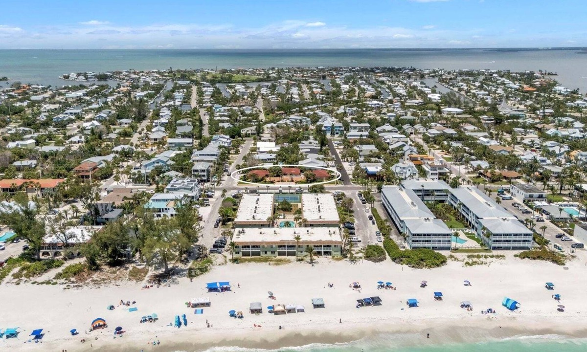 Holmes Beach House | The S 2b 2 Bedroom Villa by RedAwning