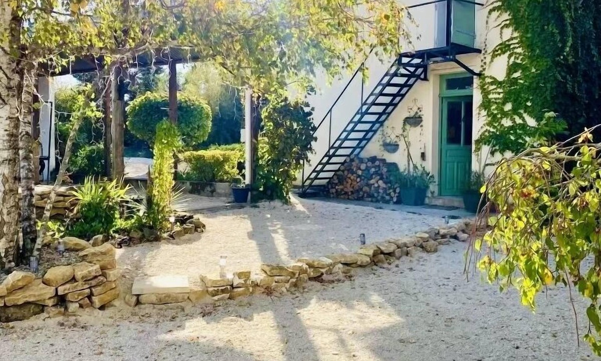 Saint-Pierre-le-Moutier Cottage | The Sage Lodge