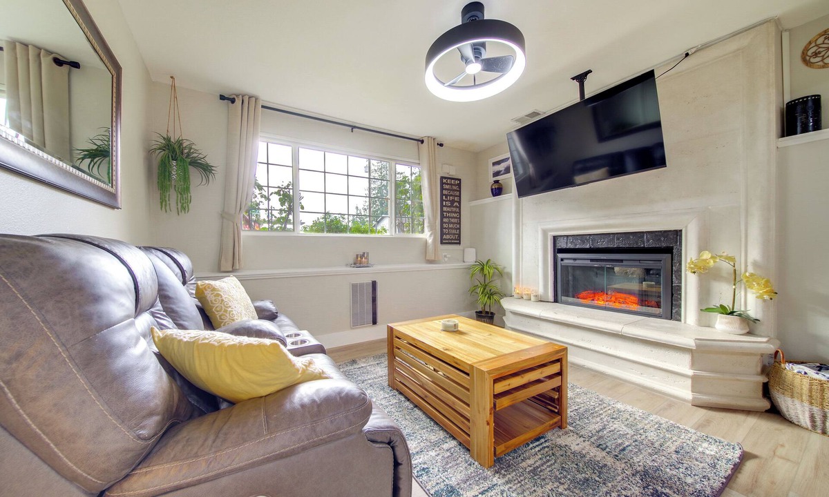 Silver Lake Apartment | 'The Salty Hawk Hideaway' - Chic Washington ADU