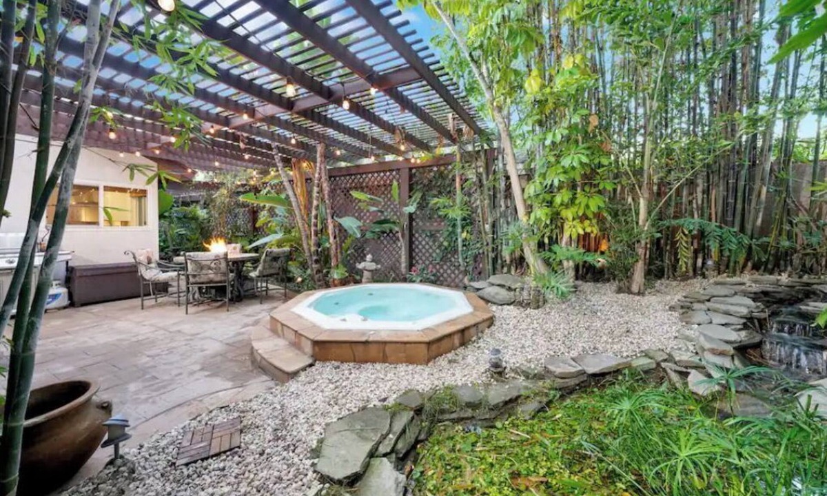 Airport Area House | The Sanctuary: Stunning 4B Getaway+ Backyard Oasis