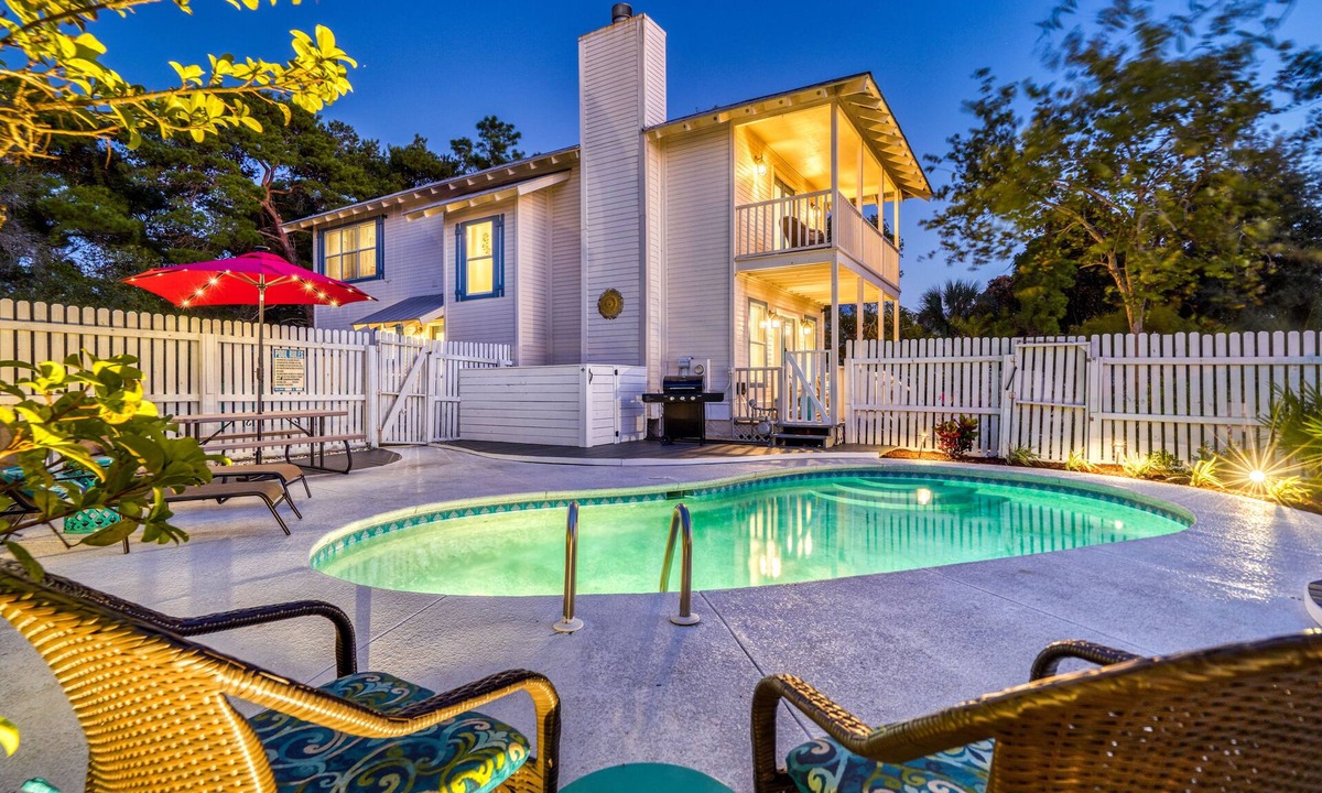 Clipper Cove House | The Sandpiper Crystal Beach*Pool*FirePit*BeachSvc