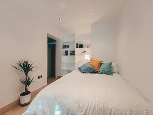 Richmond-upon-Thames Apartment | The Sandy Studio Flat in Petersham