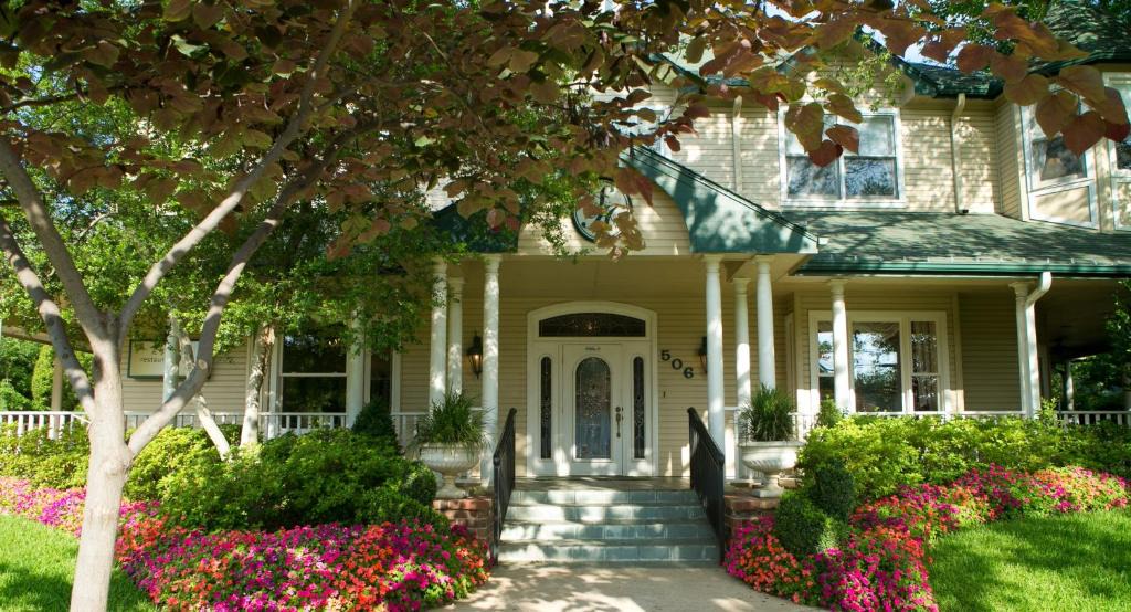 Central Arlington Hotel | The Sanford House Inn & Spa