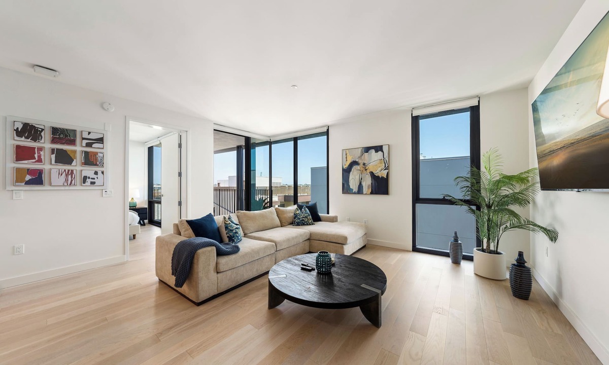Downtown Bed & Breakfast | The Sapphire Nest' Luxury Condo Walk to Beach & Pier Rooftop Pool, Gym Parking