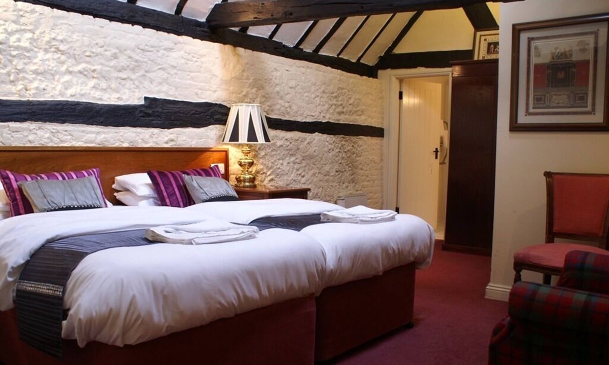 Amersham Bed & Breakfast | The Saracens Head