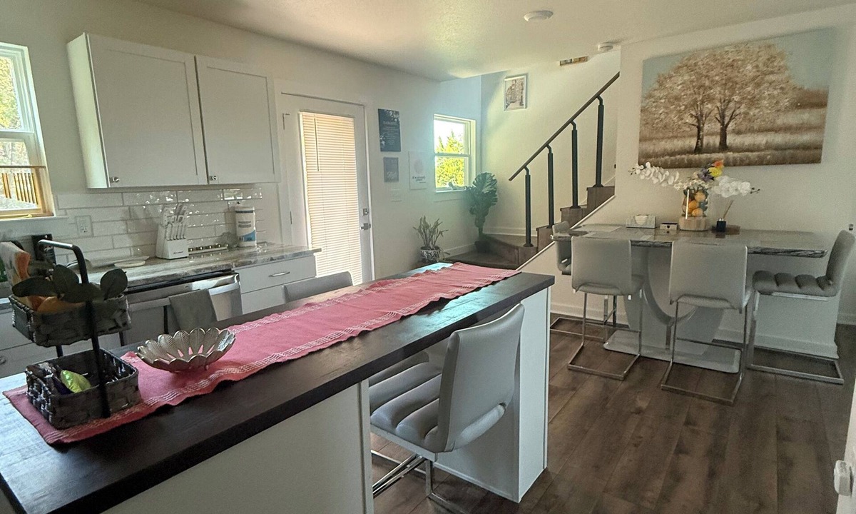 Copperas Cove House | The Scenic escape/Little White House on a Hill