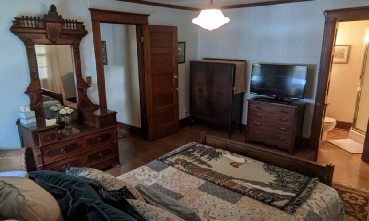 Downtown Niagara Falls Bed & Breakfast | The Scott Room w/queen bed