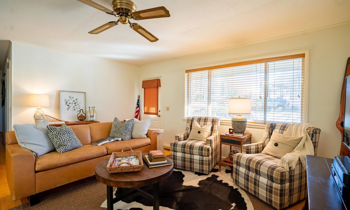 Greers Ferry House | The Screened Porch Hideaway, Steps from Greers Ferry Lake!