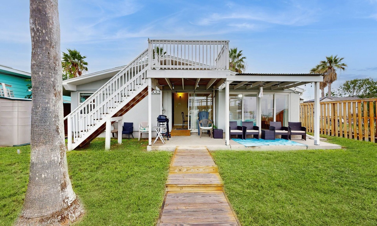 Flour Bluff House | The Seahorse Cottage | Canal front house in Corpus Christi on the water