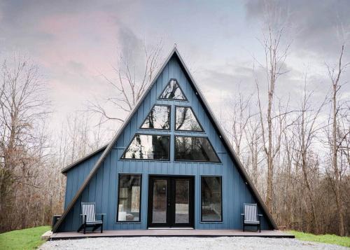 Cave-in-Rock House | The Shady Roost Cozy Cabin with Hot Tub and Fire Pit