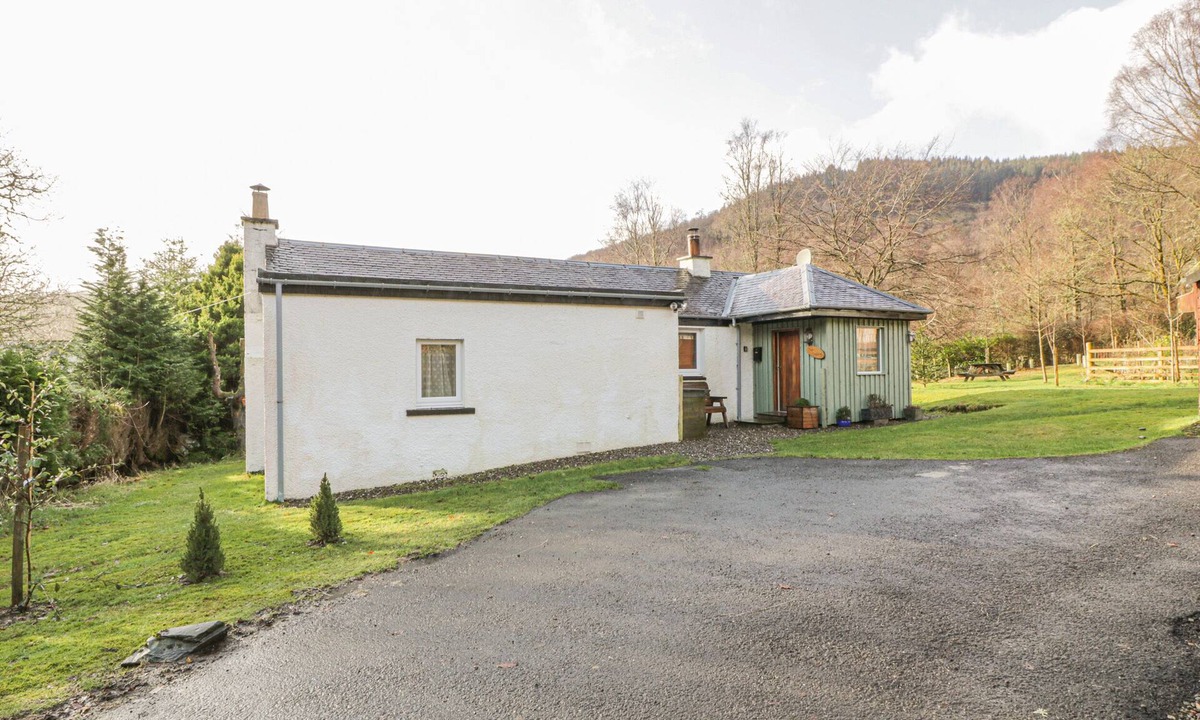 Strathblane Cottage | THE SHEILING, pet friendly, with open fire in Callander