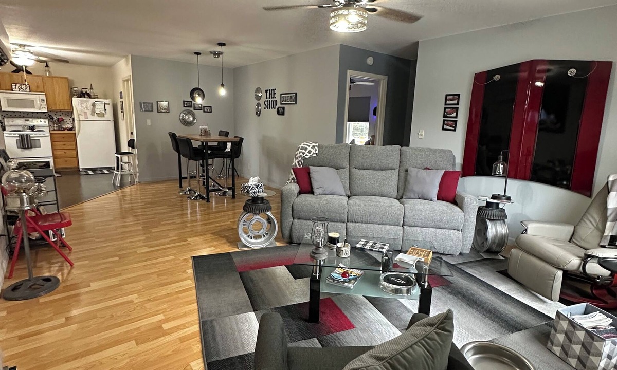 Keosauqua Apartment | "THE SHOP" retro 60's
