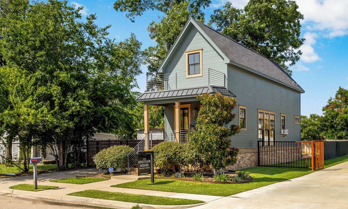 Brazos House | The Shotgun House from Fixer Upper; <2 Min Walk to Silos-Downtown; 900+ 5-Stars