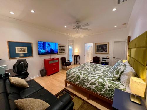 Lake Alfred House | The Signature Orange Grove Suite