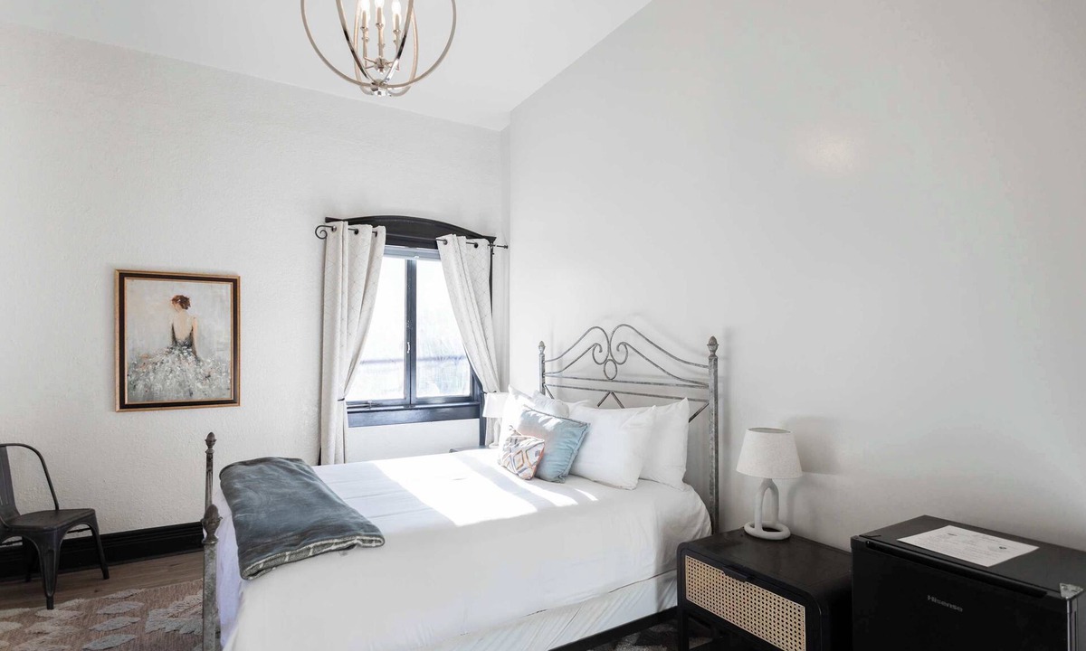 Bisbee Hotel | The Signature Queen with Mountain Views